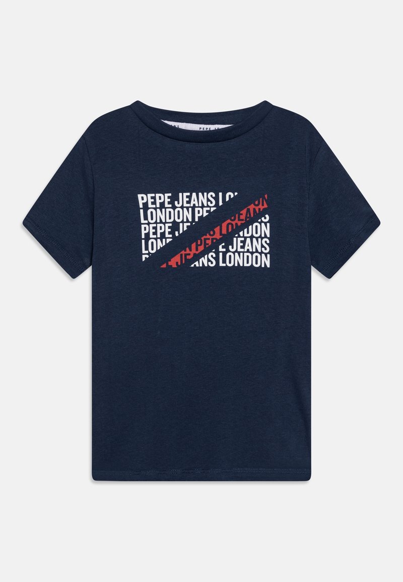 Tmavě modré bavlněné tričko s krátkým rukávem, s opakujícím se bílým textem "PEPE JEANS LONDON" přeškrtnutým červenou diagonální čárou.