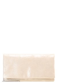 Psaníčko v lesklém světle béžovém materiálu, obdélníkového tvaru s hladkou texturou, vybavené stříbrným řetízkovým popruhem pro pohodlné nošení.