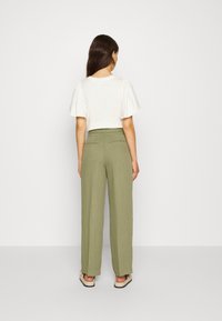VILA Petite VIWILDA MAE DETAIL WIDE PANTS - Calças - four leaf clover