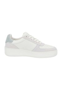 Weiße und hellgraue Sneakers mit einem strukturierten Obermaterial aus Wildleder und Leder, Schnürdesign und dicker Gummisohle. Minimalistischer Stil mit Perforationen.