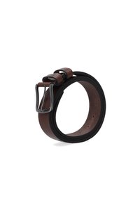 Brauner Leder-Gürtel mit glatter Textur, ausgestattet mit einer silbernen Metallschnalle und einer Schlaufe zur Anpassung. Mit dunklen braunen Kanten akzentuiert.