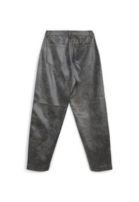 Graue Kunstlederhosen mit strukturiertem Finish, Fünf-Pocket-Design und lockerer Passform; bietet eine hohe Taille und tapered Beine.