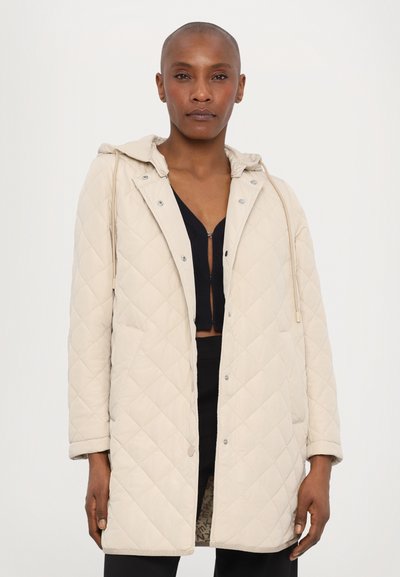 Lys beige quiltet jakke med hætte, trykknaplukninger og sidelommer. Har en glat tekstur og et middelangt design.