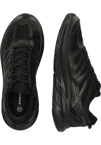 Schwarze Sportschuhe verfügen über ein leichtes Netzobermaterial, strukturierten Einsätzen und eine gepolsterte Sohle mit einem gemusterten Profil für Traktion.