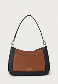 Mala tiracolo castanha e azul-marinho com um design curvo, apresentando um acabamento texturado, um fecho com ferragens prateadas e detalhe do logótipo na frente.