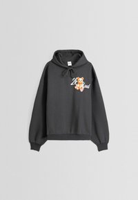 Sudadera gris oscura con capucha ajustable, puños y dobladillo de canalé. Presenta un gráfico colorido de un oso de peluche y el texto "2k Mood". Tela suave.