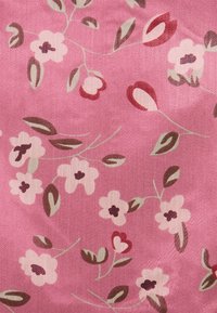 Tessuto floreale in rosa, con piccoli fiori bianchi e bordeaux e foglie verdi. Texture morbida con un leggero lucido e dettagli intricati.