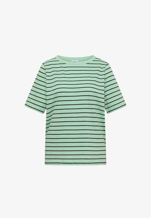 Camisa verde menta de manga corta con finas rayas horizontales negras, cuello redondo y ajuste regular.