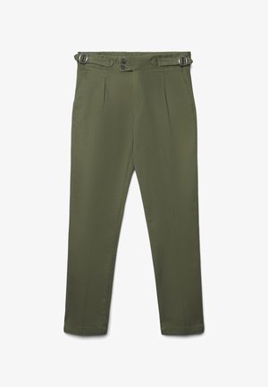 Pantaloni tapered verde oliva con tasche laterali, frontale plissettato, chiusura a doppio bottone e cinturini regolabili con fibbia in vita.