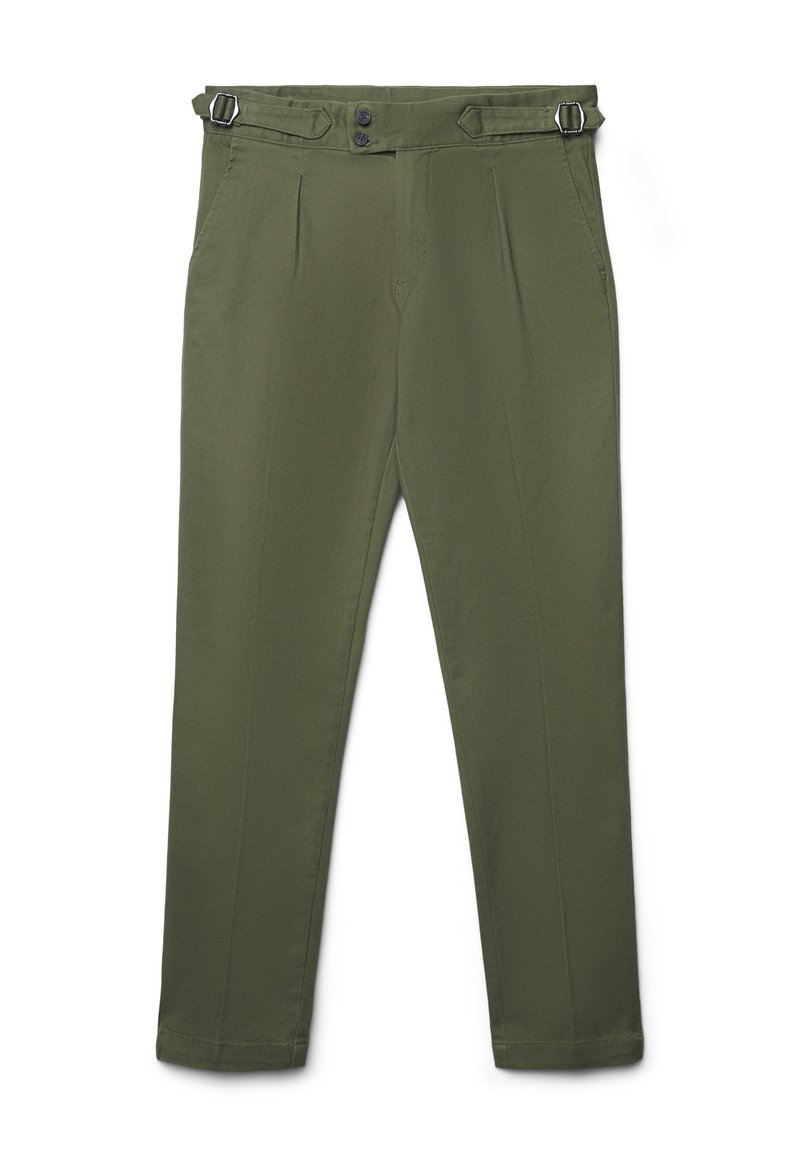 Pantaloni tapered verde oliva con tasche laterali, frontale plissettato, chiusura a doppio bottone e cinturini regolabili con fibbia in vita.