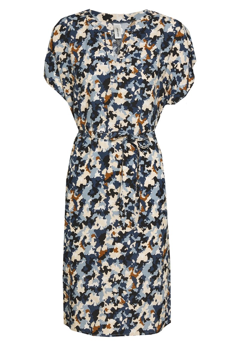 Vestido de estampado floral en tonos azules, blancos y marrones; manga corta, escote en V con un detalle de botón y una cinta a juego en la cintura.
