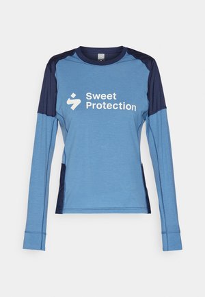 Langermet prestasjonskjorte i lys blå, med marineblå paneler, rund hals og "Sweet Protection" logo i hvit på forsiden.