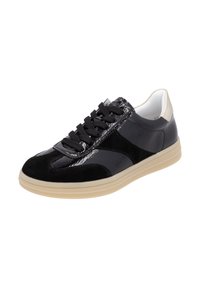 Schwarze Sneaker mit Wildleder-, Lackleder- und glatten Lederpaneelen. Sie verfügen über eine gepolsterte, hellfarbige Sohle und schwarze Schnürsenkel.