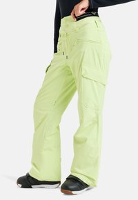 Lichtgroene skibroek met een losse pasvorm, meerdere zakken en een verstelbare taille. Gemaakt van duurzaam materiaal met versterkte zomen.