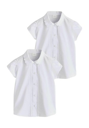 Twee witte korte mouw blouses met geschulpte kragen, knopen aan de voorkant en kanten details, getoond op een effen witte achtergrond.