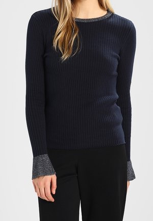 Marineblaues geripptes Langarmshirt mit rundem Halsausschnitt und silberfarbenen Akzenten an den Bündchen, mit einer taillierten Passform und weicher Textur.