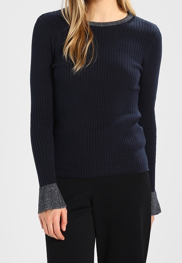 Námořnický pruhovaný svetr s dlouhým rukávem a kulatým výstřihem, se stříbrně akcentovanými manžetami, nabízející těsný střih a jemnou texturu.