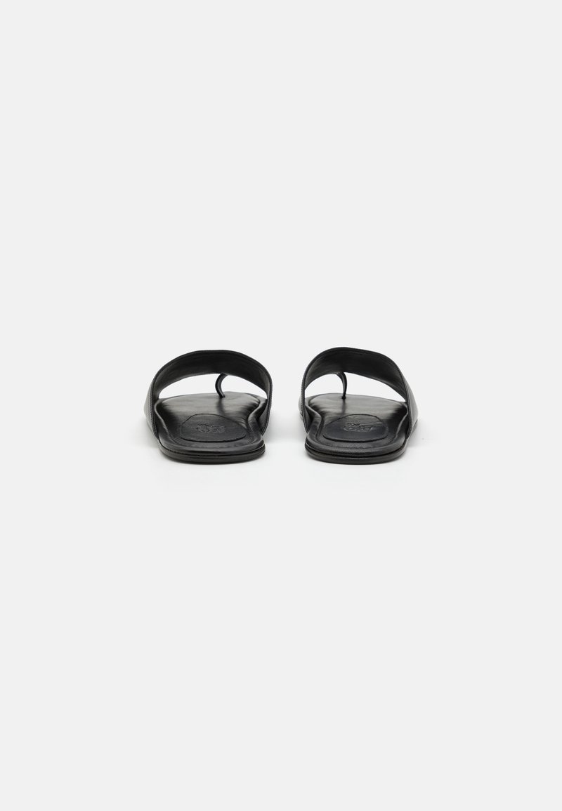 Sorte flip-flops med et minimalistisk design, lavet af glat gummi. Har en tynd rem og en struktureret sål for ekstra komfort.