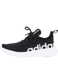 Zapatilla negra con parte superior de malla, suela blanca texturizada y cordones negros. Presenta un gran logotipo blanco de "adidas" en el costado y una lengüeta.