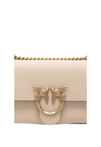 Borsa a tracolla in pelle beige con una chiusura in metallo dorato e due dettagli a forma di uccello, dotata di una tracolla a catena. Superficie testurizzata con chiusura a scatto.