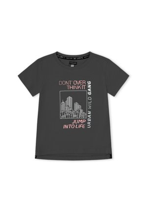 Camiseta de manga corta de color gris oscuro con gráfico del perfil de una ciudad y texto: "No lo pienses demasiado, lánzate a la vida, Urban Wild Gang."