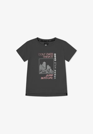 Camiseta de manga corta de color gris oscuro con gráfico del perfil de una ciudad y texto: "No lo pienses demasiado, lánzate a la vida, Urban Wild Gang."