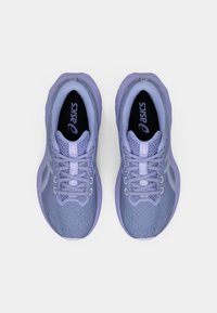 Ανοιχτοί μοβ αθλητικοί παπούτσοι με πλέγμα πάνω, στρογγυλή μύτη και κλείσιμο με κορδόνια. Διαθέτουν λογότυπο στη γλώσσα και υφή στις πλευρές.