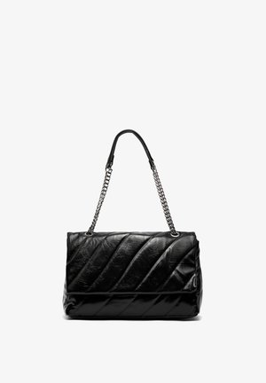 Mustar must handbag, mis on valmistatud nikerdatud lakilehest, millel on diagonaalne muster. Kotil on kett õlarihm ja struktureeritud kuju.
