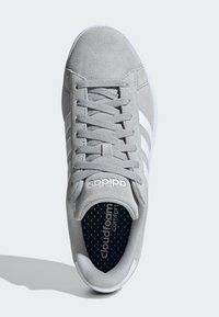adidas Sportswear GRAND COURT 2.0 - Zapatillas de tenis para tierra batida - grey two cloud white grey two