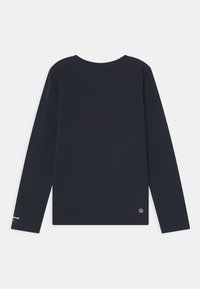 Ein schlichtes schwarzes Langarmshirt flach ausgelegt, das die Rückseite zeigt, mit einem kleinen Logo in der Nähe des Saums und weißem Text am Bündchen des linken Ärmels.