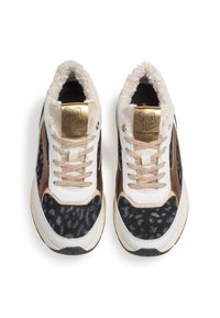 Nahkakengät mustalla leopardikuviolla, kultaisilla yksityiskohdilla, beigeillä nauhoilla ja pörröisellä valkoisella kauluksella. Ominaisuuksiin kuuluu pyöreä kärki ja teksturoitu pohja.