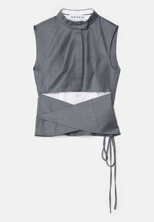 Γκρίζο αμάνικο τοπ με ψηλό γιακά, με σχέδιο περιτυλίγματος και πλαϊνές κορδόνες, φτιαγμένο από υφασμάτινο υλικό με υφή και ρίγες από κάτω.
