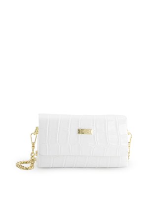 Biała kopertówka o fakturze skóry krokodyla, z złotym łańcuszkiem i złotą plakietką marki Venezia na przedniej klapie.