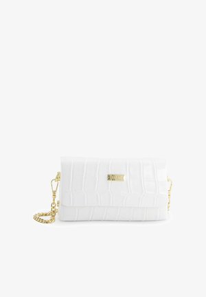 Weiße Clutch mit Krokodilleder-Struktur, goldener Kette und goldener Venezia-Markenplakette auf der Vorderklappe.