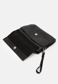 Fekete bőr clutch táska hajtott fedéllel, ezüst snap záródással és csuklópánttal. A belső kialakítása sima textúrájú, illetve cipzáras rekesszel rendelkezik.