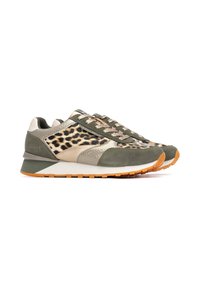 Zapatillas de running con ante verde oliva, cuero beige y malla con estampado de leopardo. Presentan acentos texturizados, cordones en contraste y suela de goma.