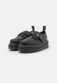 Dr. Martens RAMSEY QUAD MONK UNISEX - Belebújós cipők - black smooth