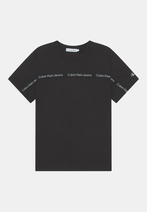 T-shirt di cotone nera con maniche corte, con il logo "Calvin Klein Jeans" in bianco sul petto e sulle maniche. Collo a giro.