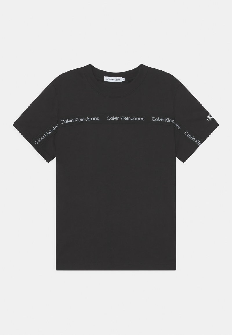 Czarny bawełniany t-shirt z krótkimi rękawami, z białym logo "Calvin Klein Jeans" na piersi i rękawach. Okrągły dekolt.