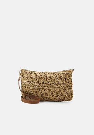 Pequeño clutch rectangular tejido de color beige con una correa de cuero para la muñeca, con un patrón floral texturizado.