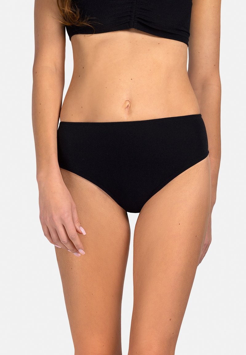 Czarny dół od bikini z wysokim stanem, o gładkiej fakturze i minimalistycznym wzornictwie, odpowiedni do różnych aktywności na plaży lub w basenie.