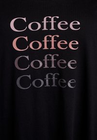 T-shirt nera con testo ripetuto "Coffee" in diverse tonalità di rosa, con una texture liscia e vestibilità standard.