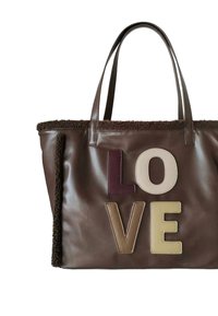 Borsa tote in pelle marrone con bordo in pelliccia marrone texture. Presenta grandi lettere multicolori "LOVE" in diverse tonalità cucite sulla parte anteriore.
