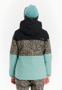 Giacca colorata con una parte superiore nera, una sezione centrale con stampa leopardata e una parte inferiore verde menta. Include un cappuccio e polsini elasticizzati.