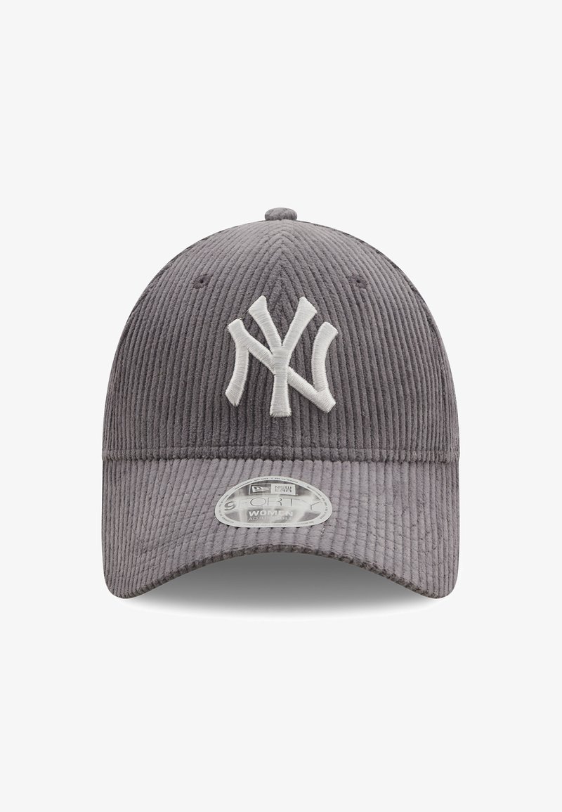 Casquette en velours côtelé gris avec une sangle réglable, présentant un logo brodé blanc sur le devant et un visière incurvée. Détails en matériau texturé.