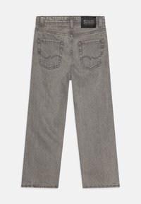 Halli denim teksad sirge lõikega, millel on kaks tagumist taskut ja must bränd label vööl. Sile tekstuur ja minimaalne õmblus.