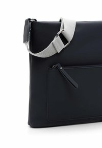 Borsa a tracolla in pelle nera con una texture liscia, forma rettangolare, accessori in metallo argentato e una tracolla regolabile grigia a contrasto. Tasca frontale con zip.