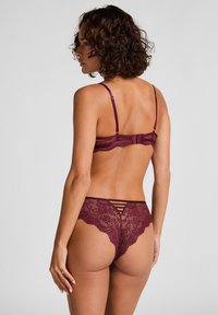 Bordeaux kanten lingerieset met een delicate beha met verstelbare bandjes en een bijpassende high-waisted thong met een gegolfde rand en uitsparingen.