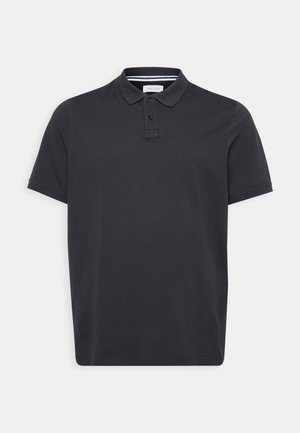 Polo noir en coton avec col replié, patte de boutonnage à trois boutons et manches courtes. Texture lisse, design simple.