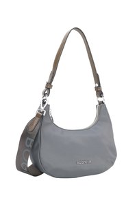 Harmaa nailonista olkalaukku, jossa on pyöreä muoto, vetoketjukiinnitys, lyhyt kahva ja irrotettava hihna, jossa on "BOGNER"-logo.